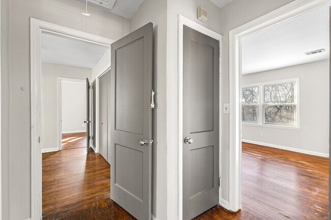 Building Photo - 1850 Hillsdale Dr