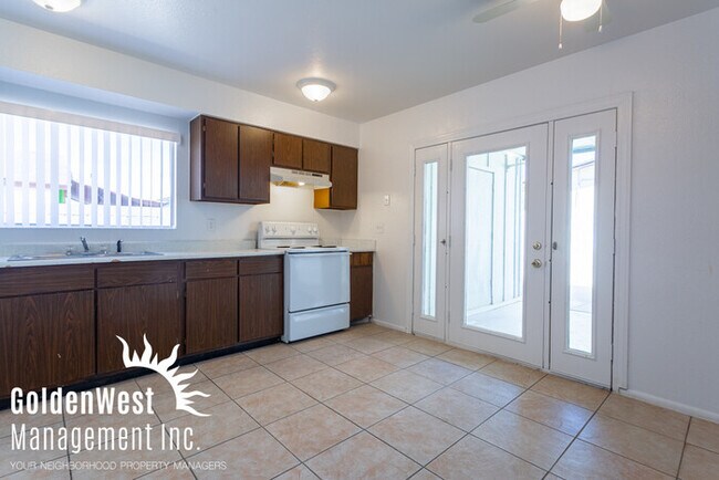 Building Photo - 3Bdm 2Ba Glendale Home with Private Backyard and Covered Carport