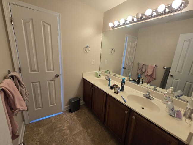 Building Photo - 2009 Breck Ave