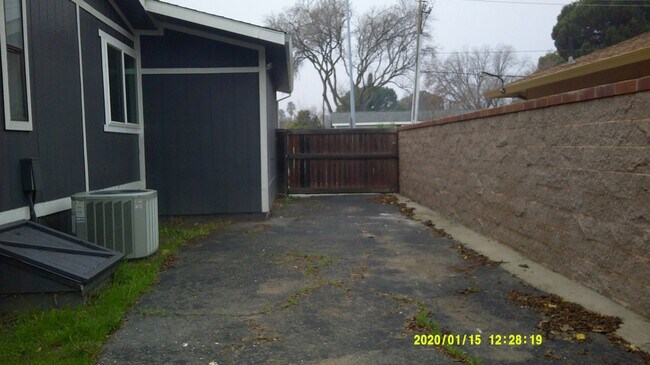 Building Photo - 945 Davis St