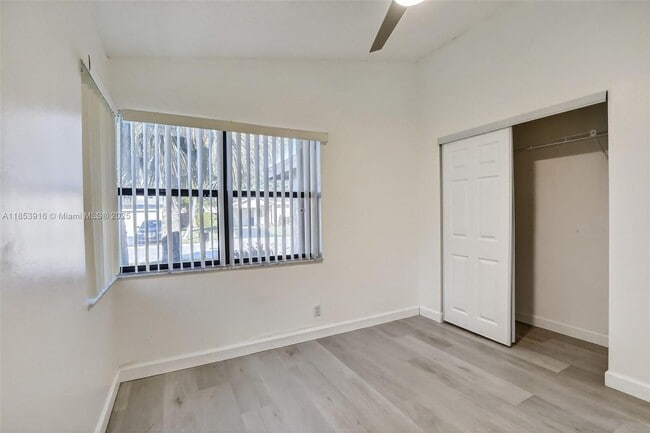 Building Photo - 581 Lakeside Cir