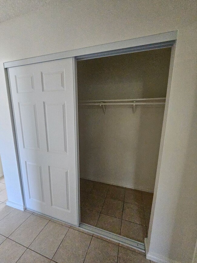 Building Photo - Single-Story Comfort: 3 Bedrooms, 2 Baths,...