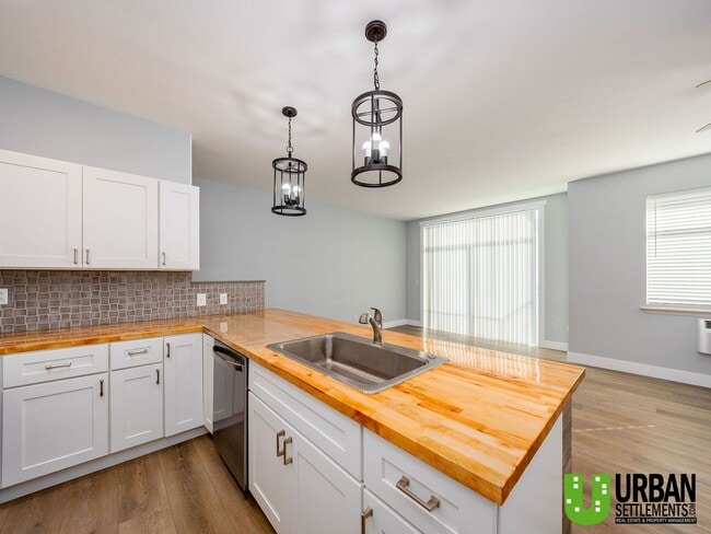 Building Photo - Bright 2 Bedroom Condo in Beautiful Libert...
