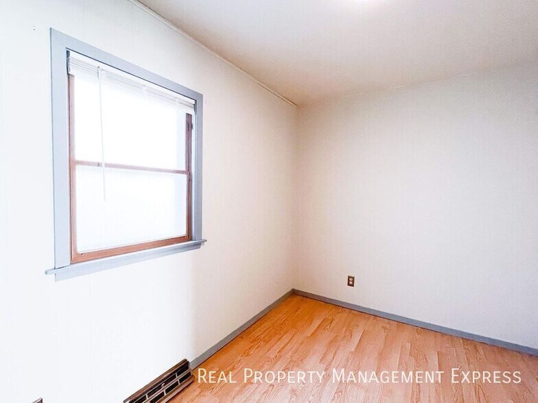 Building Photo - 3 Bed 1.5 Bath Near Downtown Sioux Falls