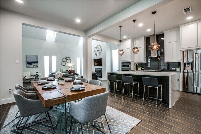 Building Photo - 7021 Royal View Dr