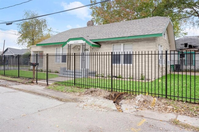 Building Photo - 5001 McKinney St
