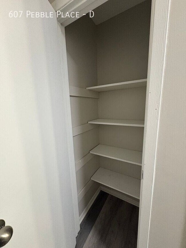 Building Photo - 607 Pebble Pl Dr