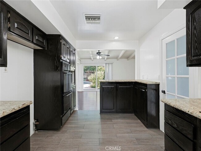 Building Photo - 10918 Reseda Blvd