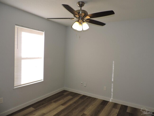 Building Photo - 526 Briarwood Dr