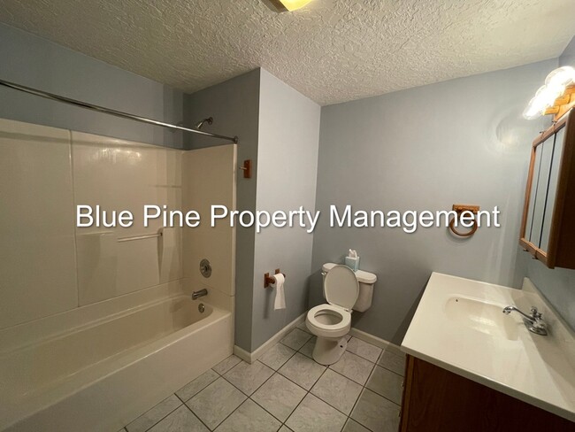 Building Photo - 810 Tennis Ct Dr