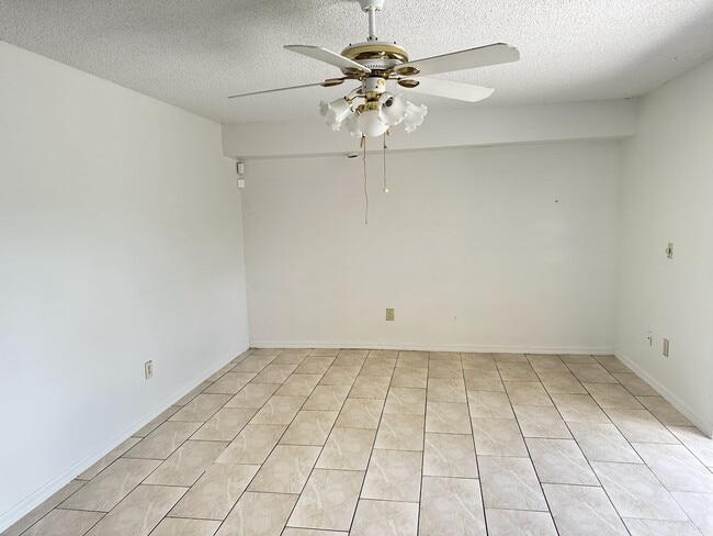 Building Photo - 2906 Pecan Ave