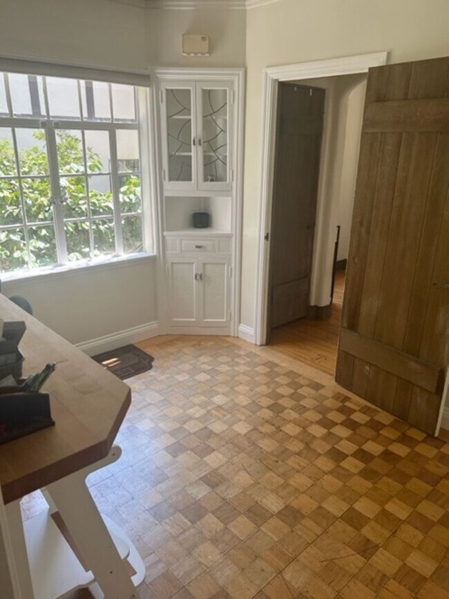 Building Photo - Beautiful, Spacious Rockridge Home!