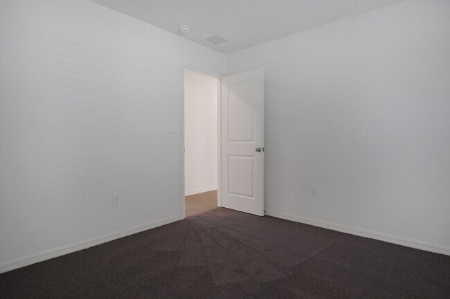 Building Photo - Modern Comfort Meets Convenience