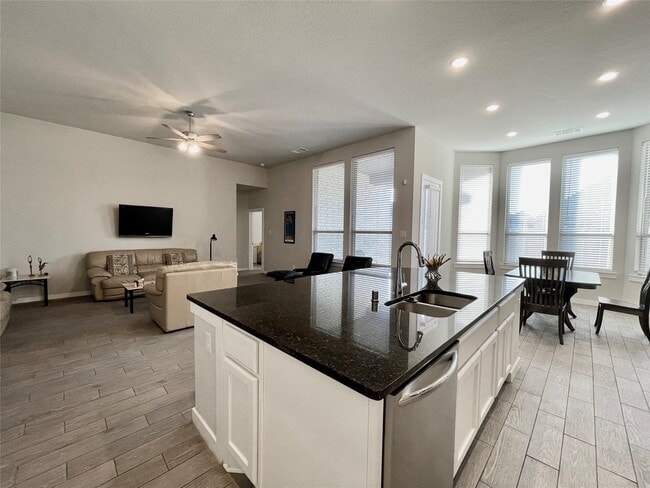 Building Photo - 4334 Hemlock Grove Ln