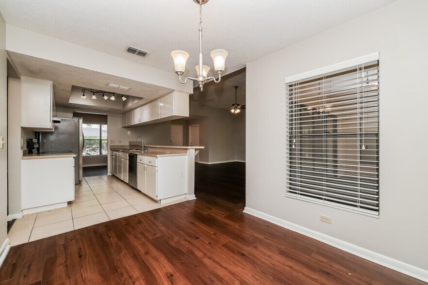 Building Photo - 2303 Willow Branch Ave