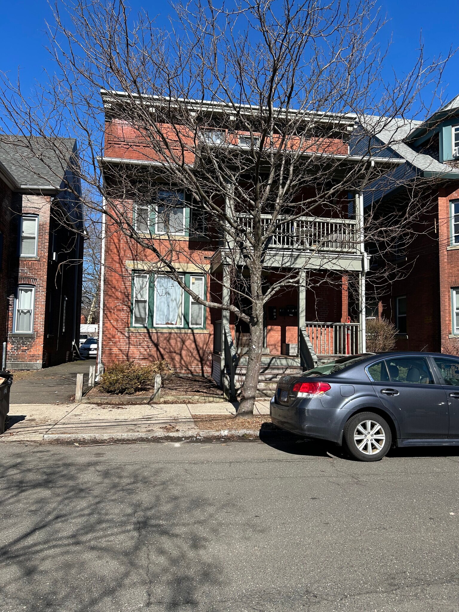 Building Photo - 65 Lake Pl