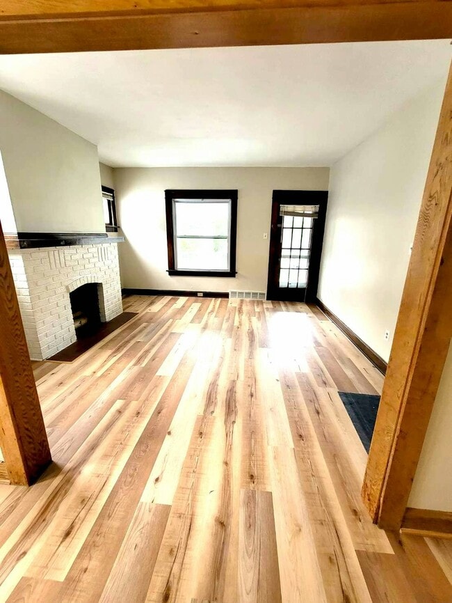 Building Photo - 1303 Lakeland Ave