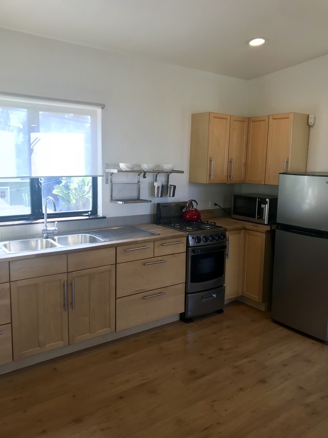 spacious kitchen with plenty of storage - 1070 Amoroso Pl