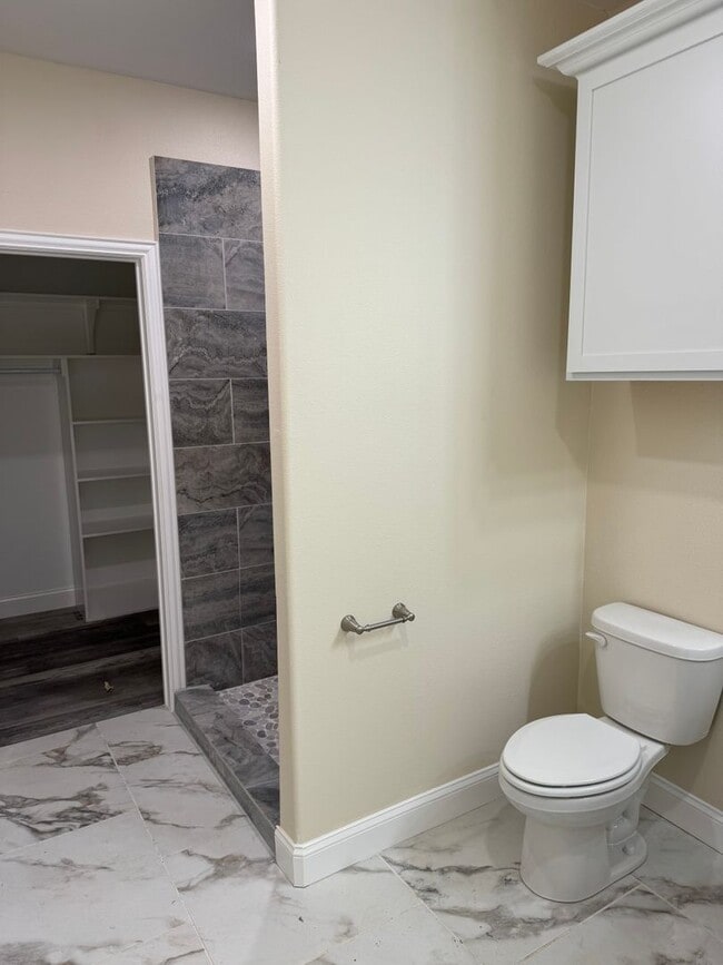 Building Photo - Modern 4 Townhome - Peaster ISD - HIGH CEILINGS