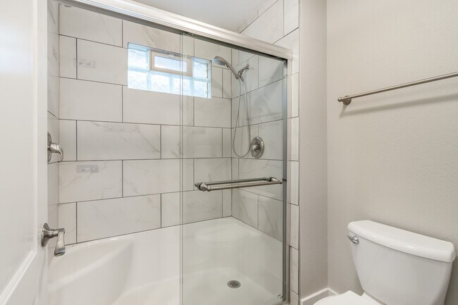 Building Photo - 834 N 70th St