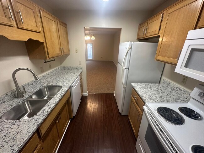 Building Photo - 2005 River Ridge Rd