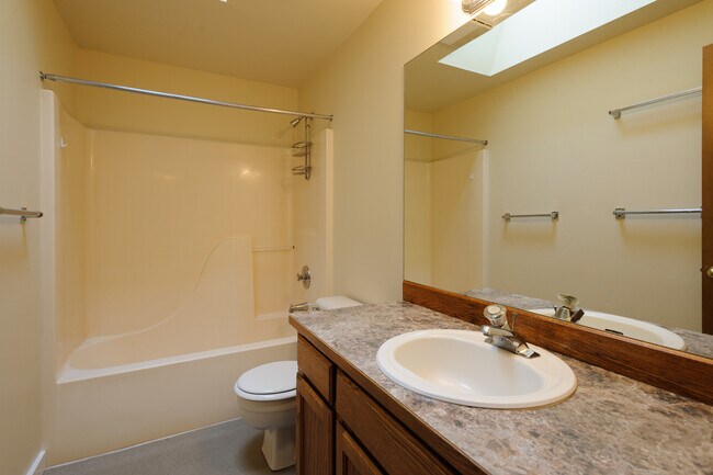 Building Photo - 8bed, 4 BA House, Close to University Village!!