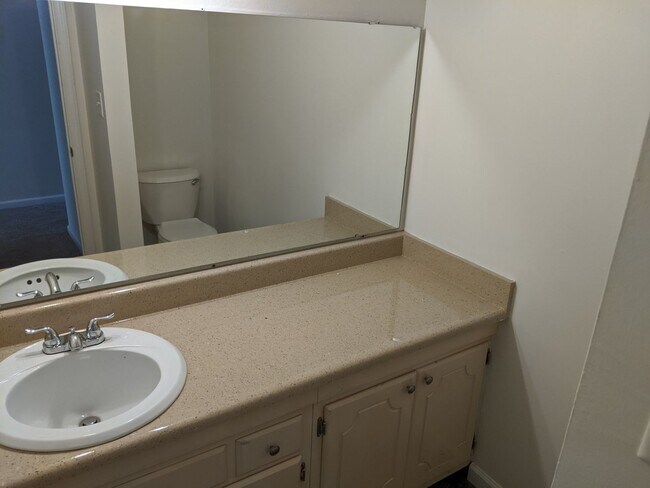 Building Photo - Belmont Trace Townhome-Available for Immed...