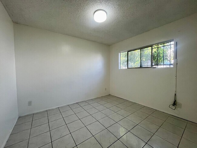 Building Photo - 719-21