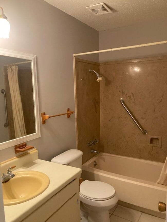 Building Photo - Moss Point 3 Bedroom