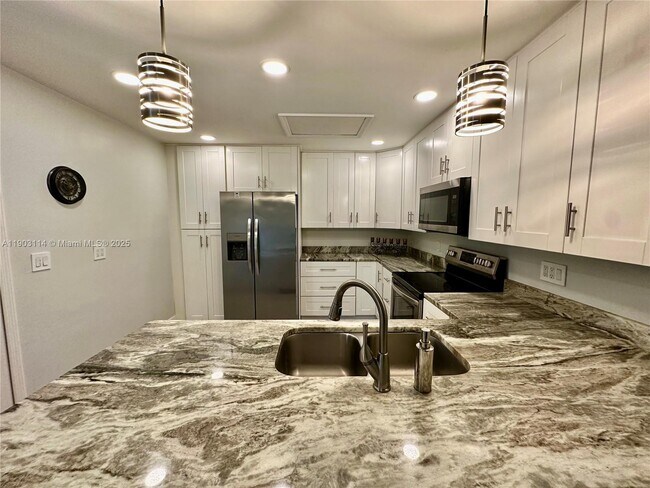 Building Photo - 6300 Royal Woods Dr