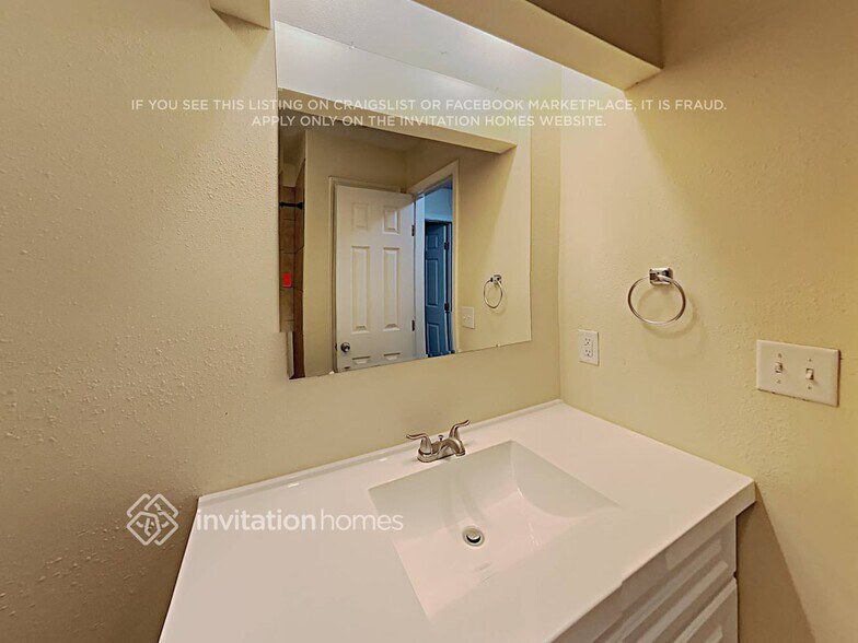 Building Photo - 16422 Oxnard Ln