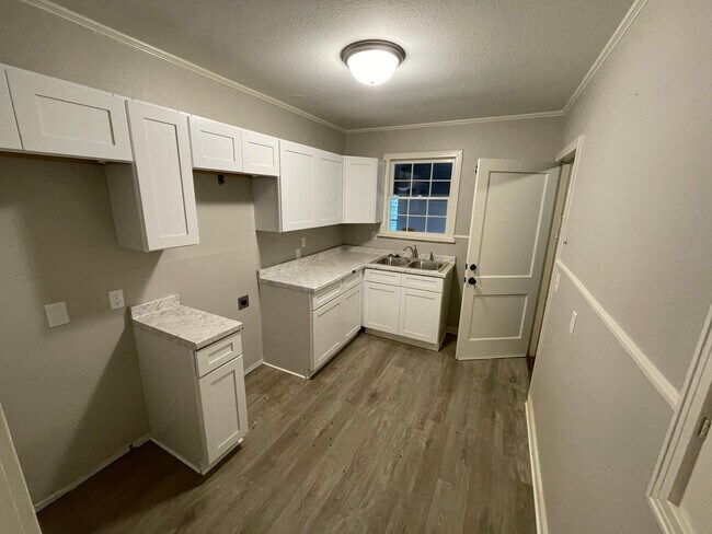 Building Photo - Just Remodeled 2 Bed, 1 Bath Home