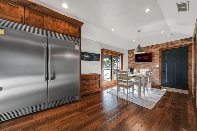 Building Photo - 201 Shady Ozark Ln