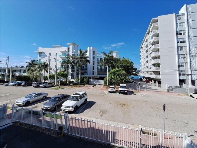 Building Photo - 2011 Bay Dr