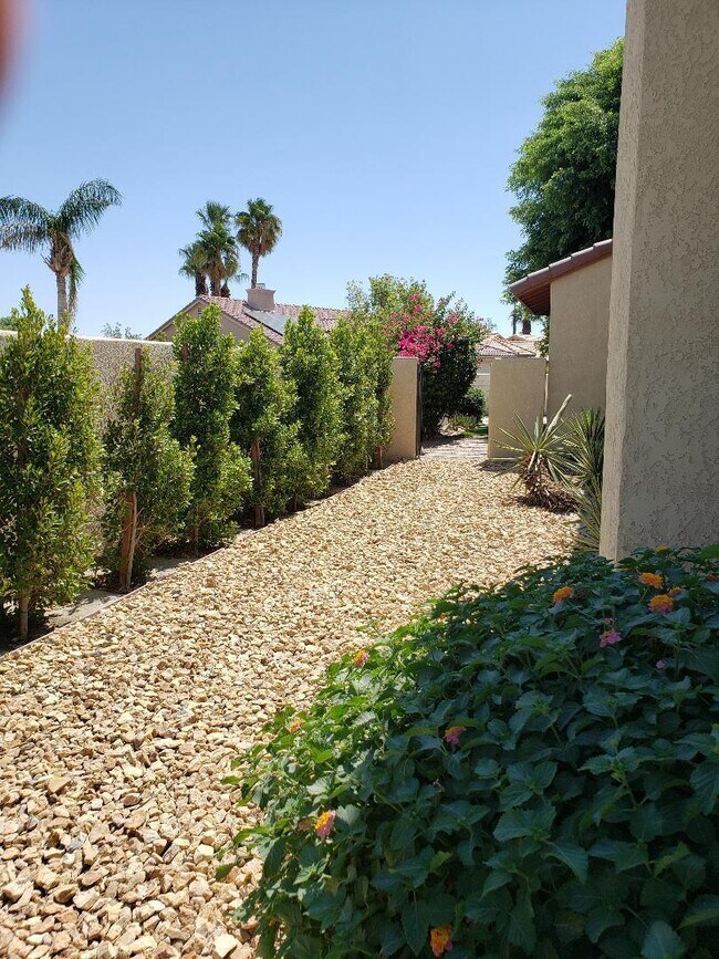 Building Photo - 68412 Descanso Cir