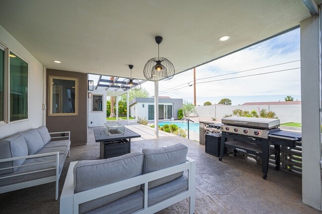 Building Photo - European-inspired Mid-Century Henderson Home!