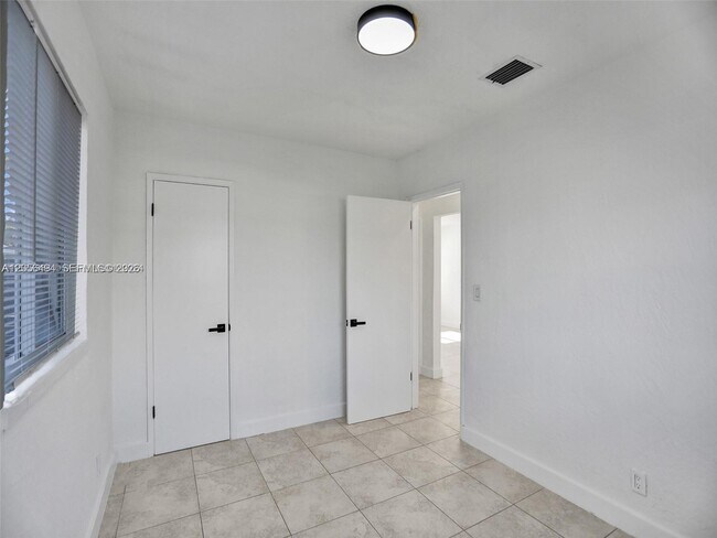 Building Photo - 708 N 20th Ave
