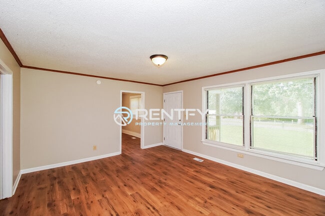 Building Photo - 2104 E Greenbriar Rd