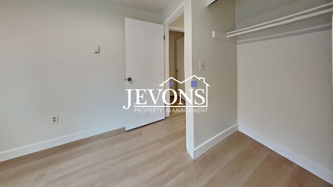 Building Photo - 2076 E 56th St