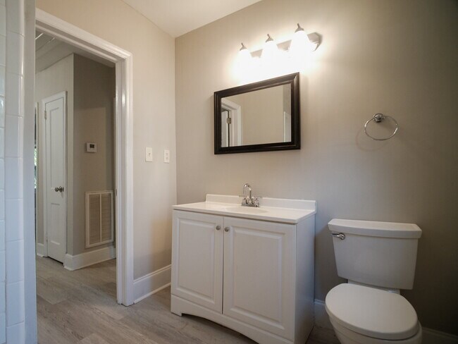 Building Photo - "Charming 4-Bedroom Gem in Charlotte - Cozy Living with Spacious Comfort!"