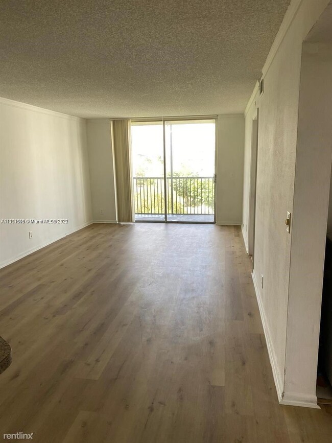 Building Photo - 2 br, 2 bath Condo - 8700 N Sherman Cir Ap...