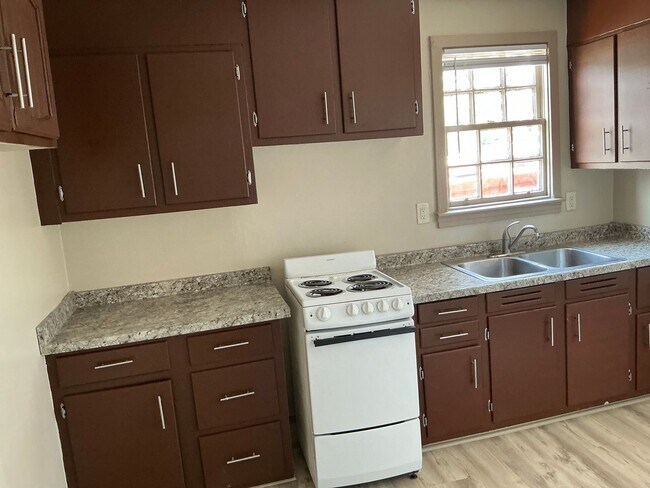 Building Photo - 2 Bed / 1 Bath Apartment for Rent - We have your next HOME ready!