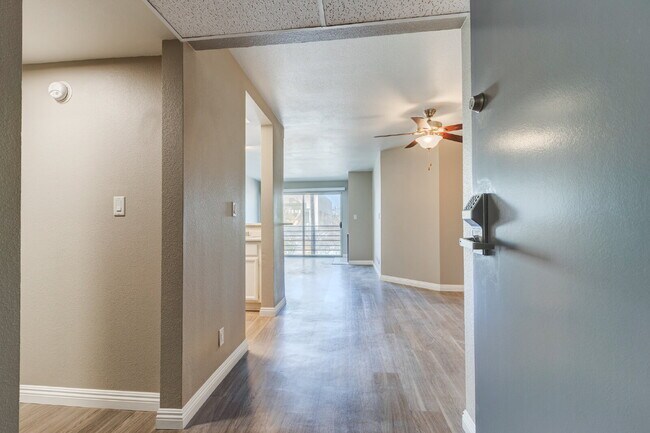Building Photo - Smartly Designed 2-Bedroom Apartment in Pr...