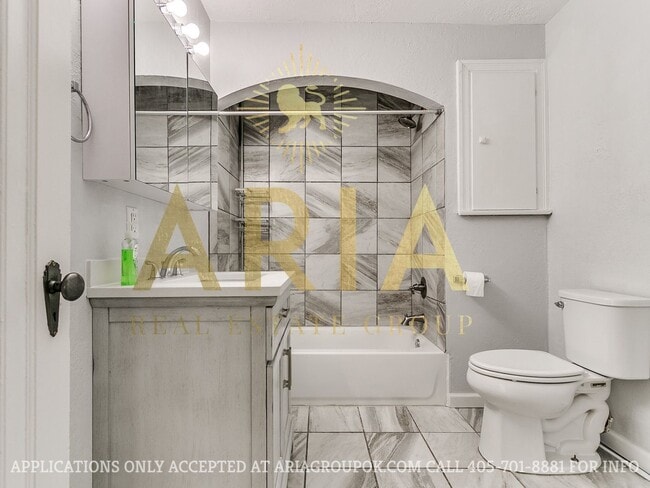 Building Photo - COMING SOON! 2 Bed/2 Bath Duplex Super Clo...