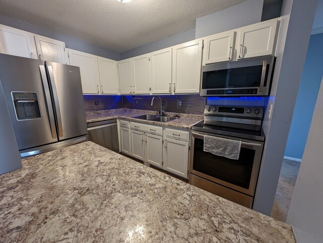 Building Photo - Updated 2bd/1ba Condo w/ Pool & Heated Par...