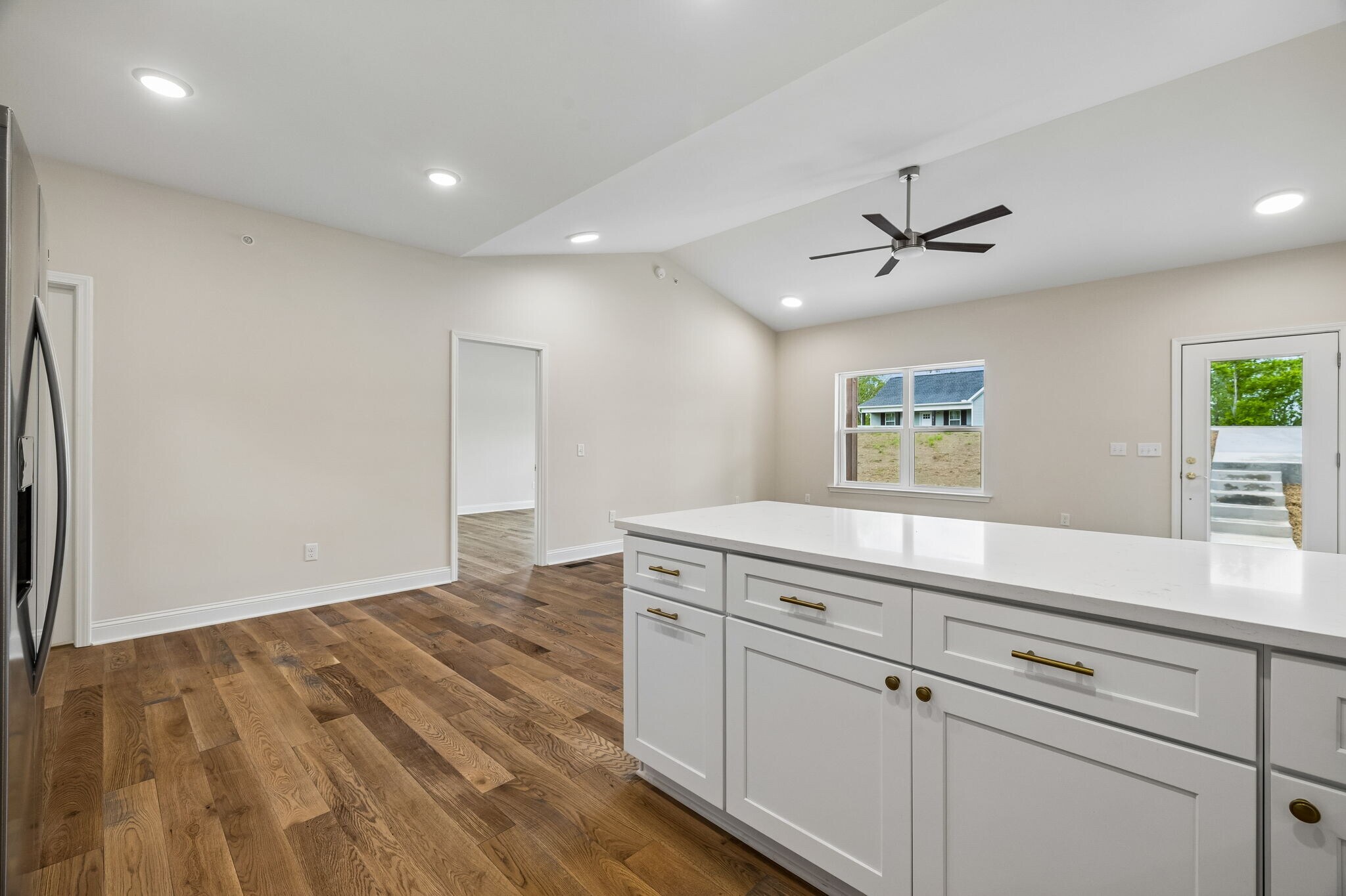 Building Photo - 553 Skyview Dr