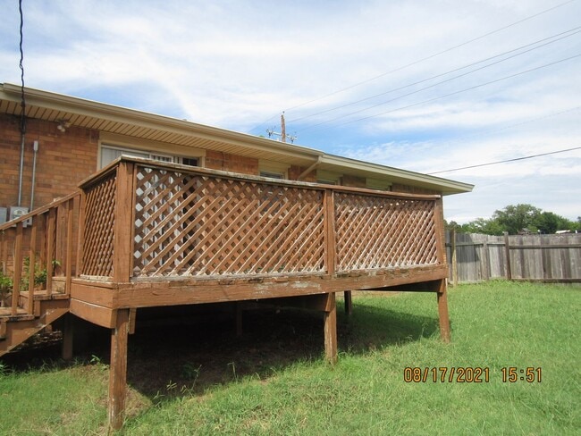 Building Photo - Great Home located close to shopping, rest...
