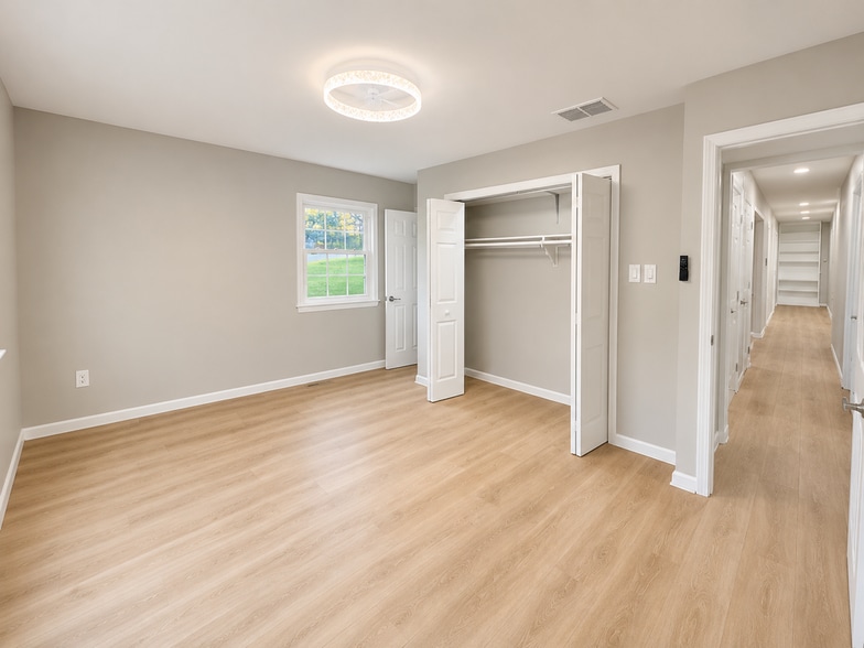 Building Photo - 1260 Kenmore Dr