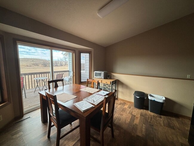 Building Photo - 3 BEDROOM | 2 BATH | GARAGE | SOUTH