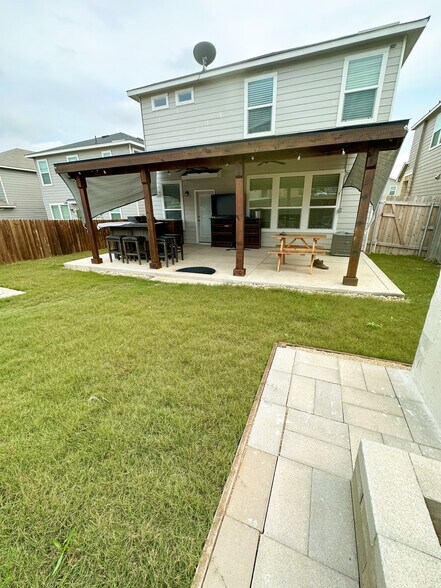 Large entertainment yard - 10111 Hickory Crk